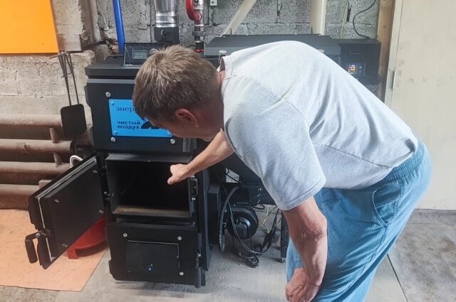    Топливо в автоматический котёл достаточно загрузить раз в несколько суток, в отличие от обычной печи, за которой нужно следить постоянно. Фото: Администрация Красноярска