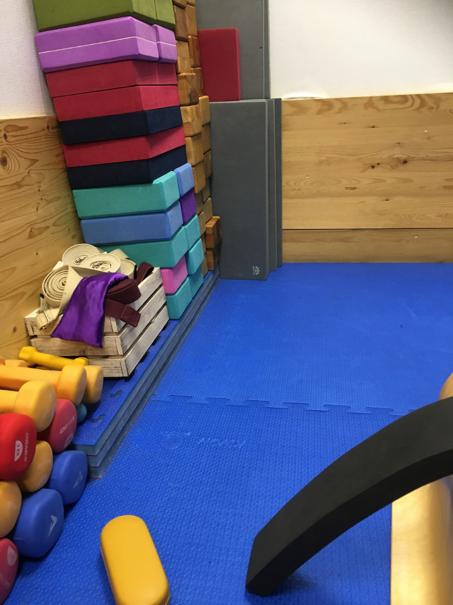 Негласно, у каждого своё место, как на парковке. Мне нравится в уголке 