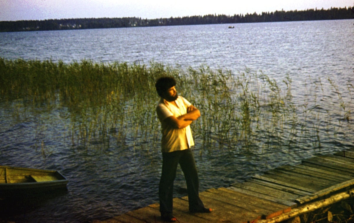 Автор во время написания данного шедевра на берегу одного из Карельских озер.