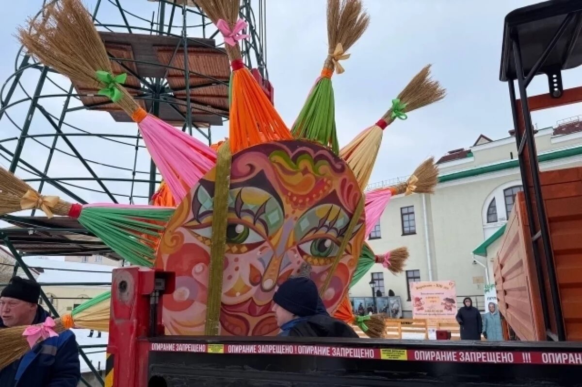    В Омской крепости наряжают 16-метровое чучело Масленицы