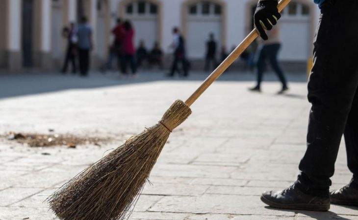 Дворник. Фото: сгенерировано с помощью нейросети "Алиса", "Атмосфера"