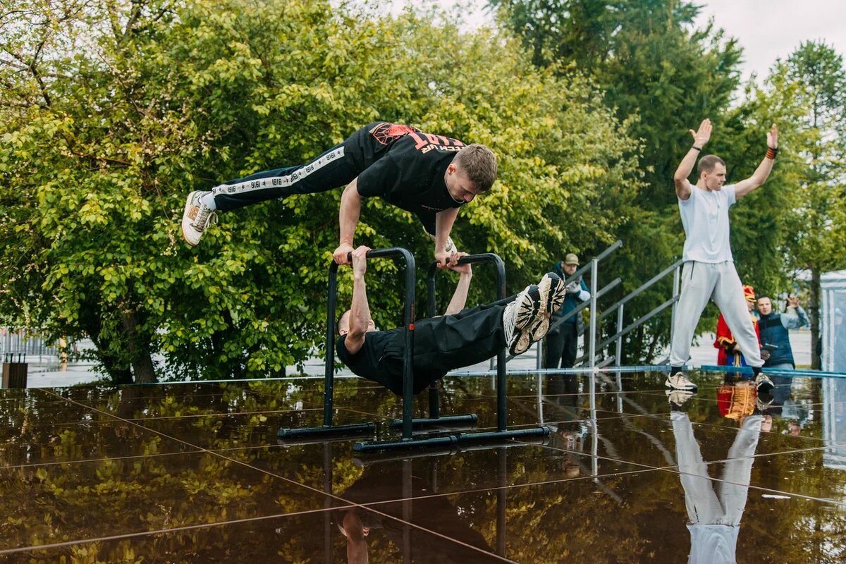 Воркаут Ант - это про дисциплину, улучшенный мышечный корсет, новое комьюнити, здоровую спину, интересы помимо гаджетов, а также качественные тренировки и внутриклубные мероприятия.