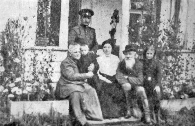 П. Засодимский (с бородой) в кругу родственников // Север. - 1973. - №2.