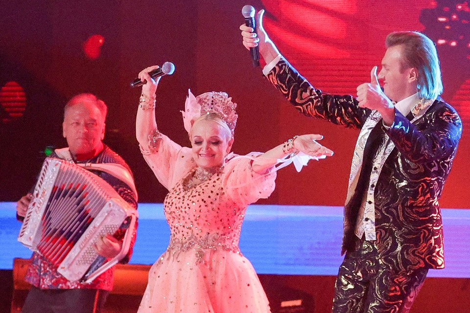    На сцене с Надеждой Кадышевой всегда — сын (справа) и муж (слева), а также артисты ансамбля «Золотое кольцо». Фото: Shatokhina Natalia/news.ru/Global Look Press