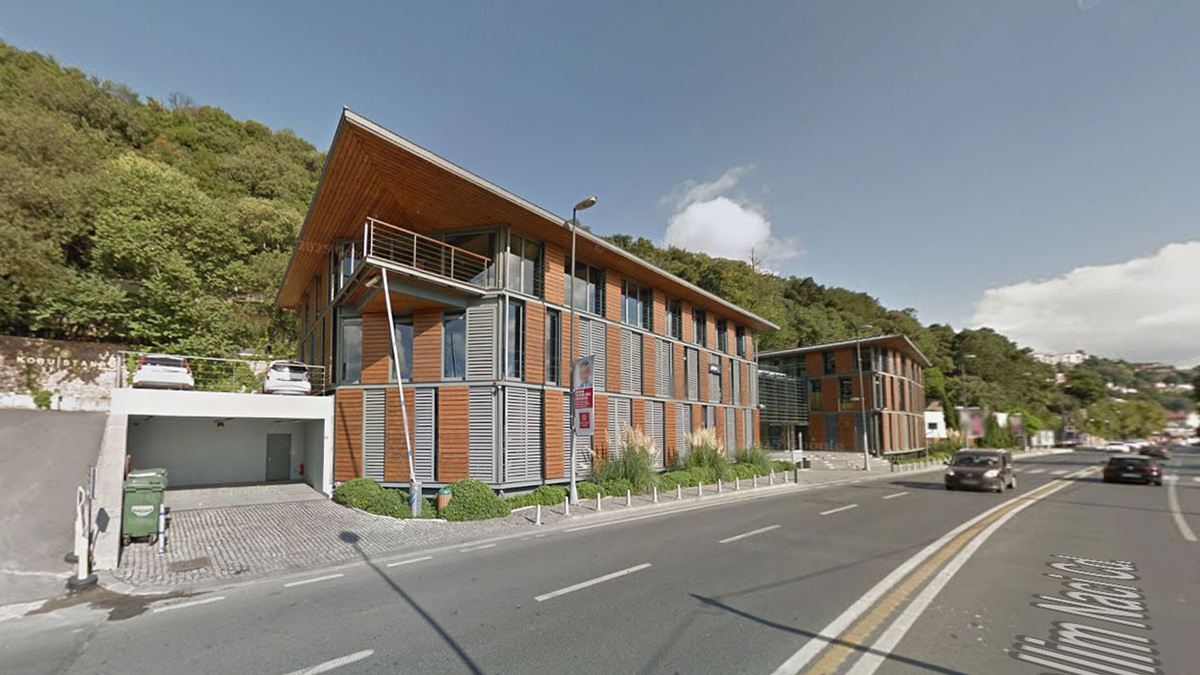 Офисное здание до сноса. Google карты