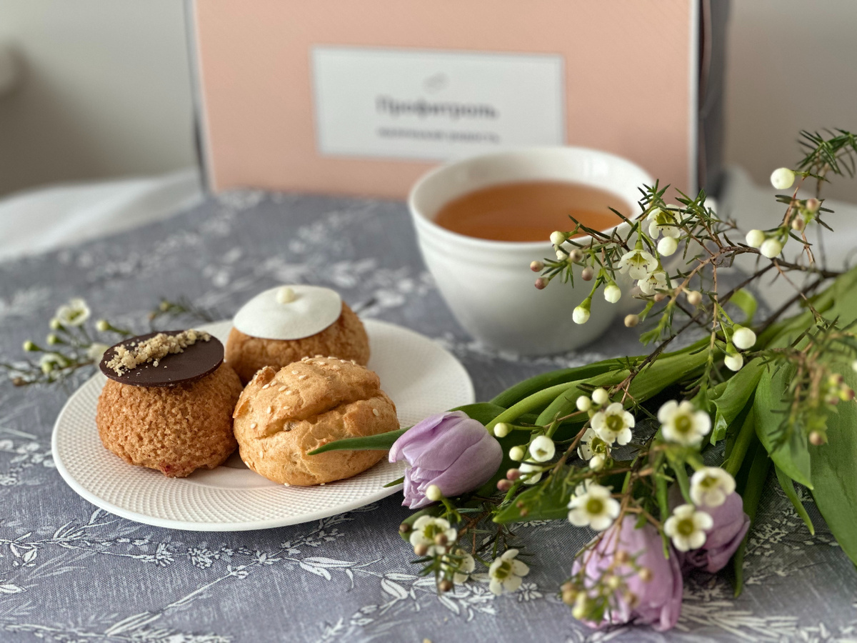 Профитроли со сладкими и салатными начинками - идеальный формат для мини-корпоратива в офисе