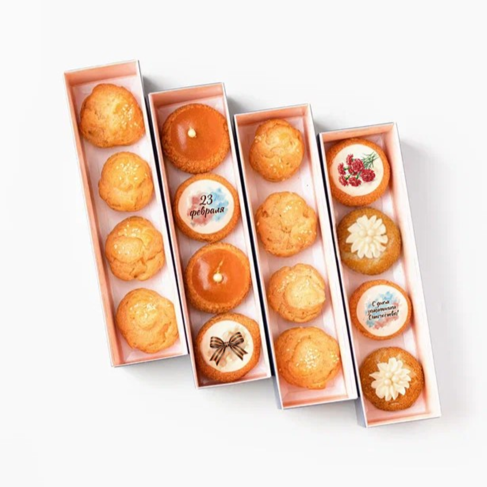 Специальные лимитированные наборы для подздравления с праздниками 23 Февраля и 8 Марта украшены тематическими шапочками из мастики. Источник фото: profitroli-spb.ru