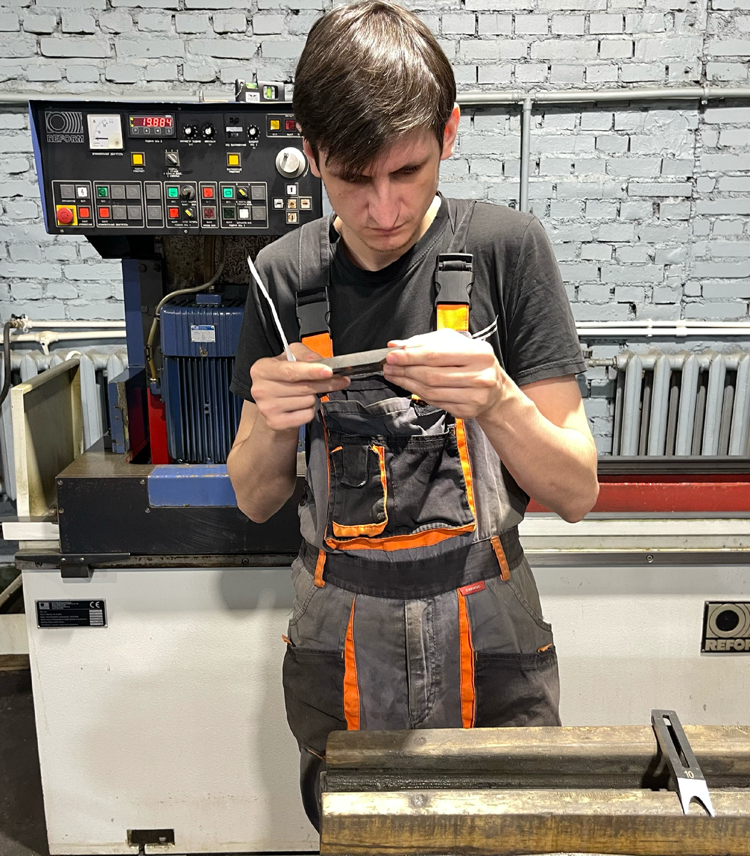 Удаляем заусенец после заточки