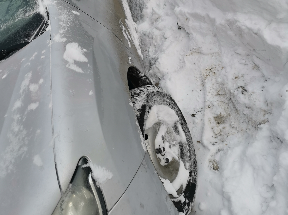 Быть может отбивали лёд с замёрзших подкрылков