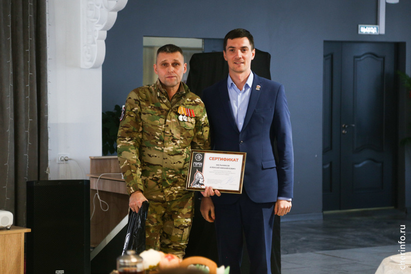    Встреча прошла в санатории "Адонис". Говорили о проблемах, с которыми сталкиваются военные, отдельно остановились на проекте "Герои Русского Севера".