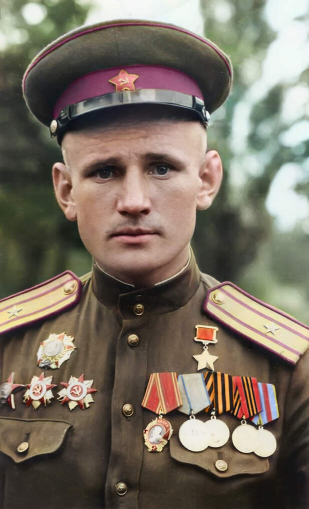 Неустроев Степан Андреевич - Герой Советского Союза. В 1945 году командовал 1-м батальоном в 756 стрелковом полку 150-й Идрицкой стрелковой дивизии - тем самым батальоном, в котором служили Егоров и Кантария.