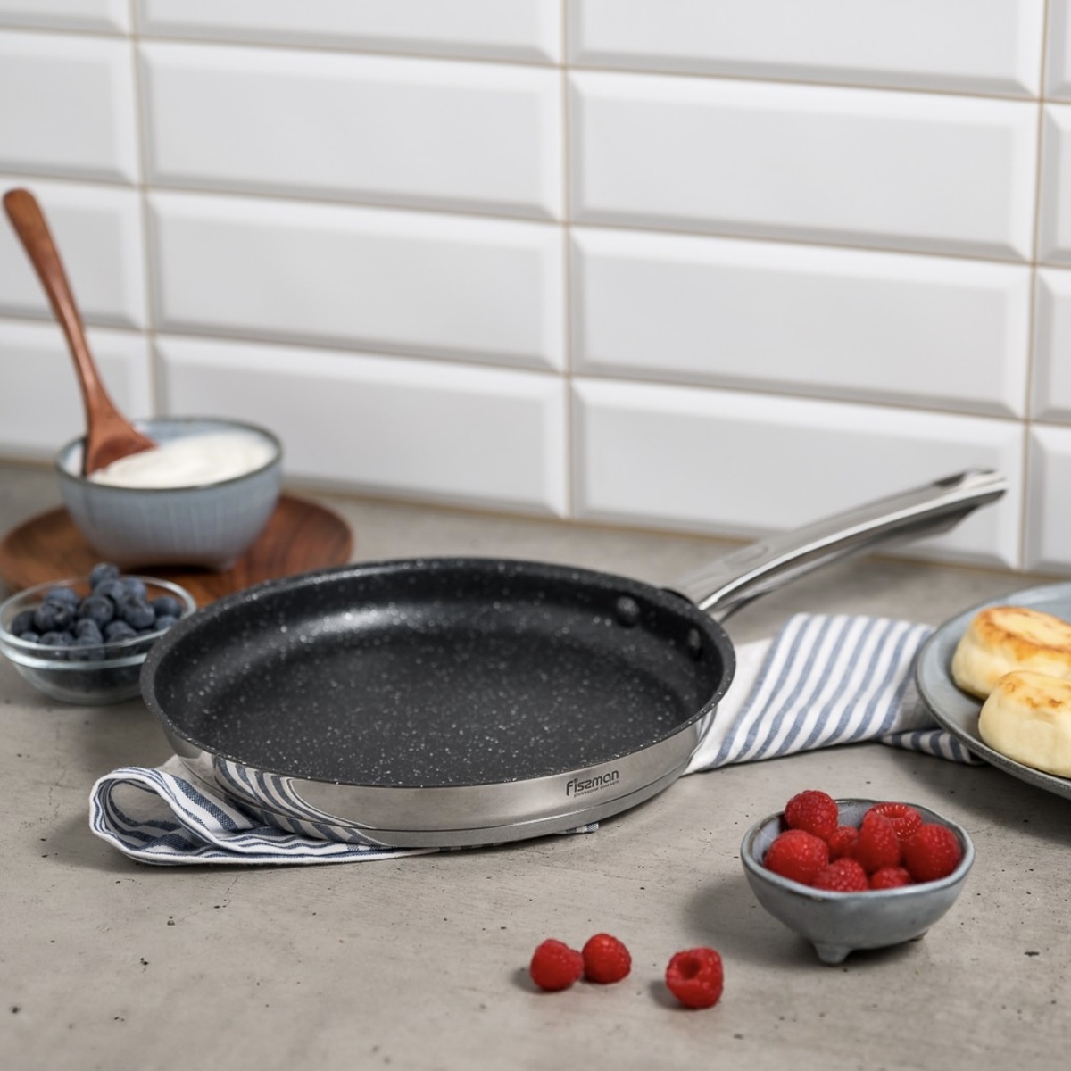 Сковорода из нержавеющей стали с антипригарным покрытием Tricia 22 см арт. 5535 — классическая антипригарная модель, подходит к индукционной плите.