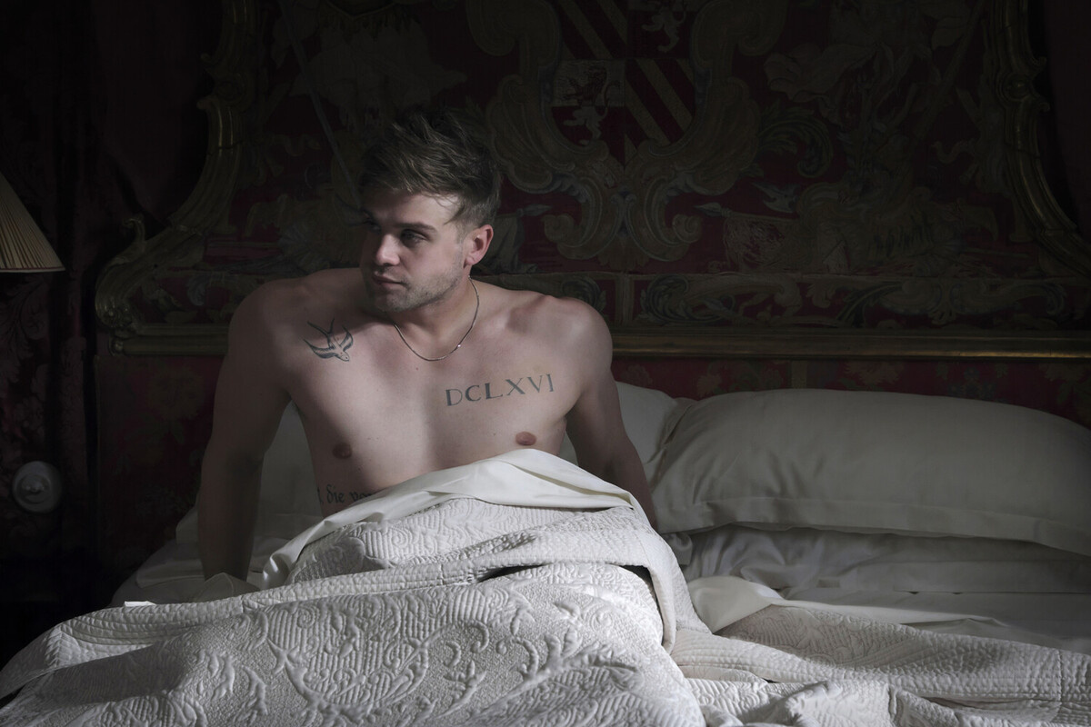 Лео Вудалл на кадре из сериала «Белый лотос»/Источник: HBO.