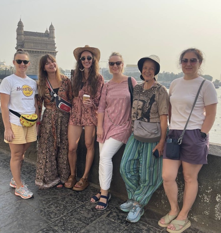 С этой группой молодых и красивых девушек мы гуляли по Мумбаи. Наш экскурсовод Татьяна в белых брючках слева от меня
