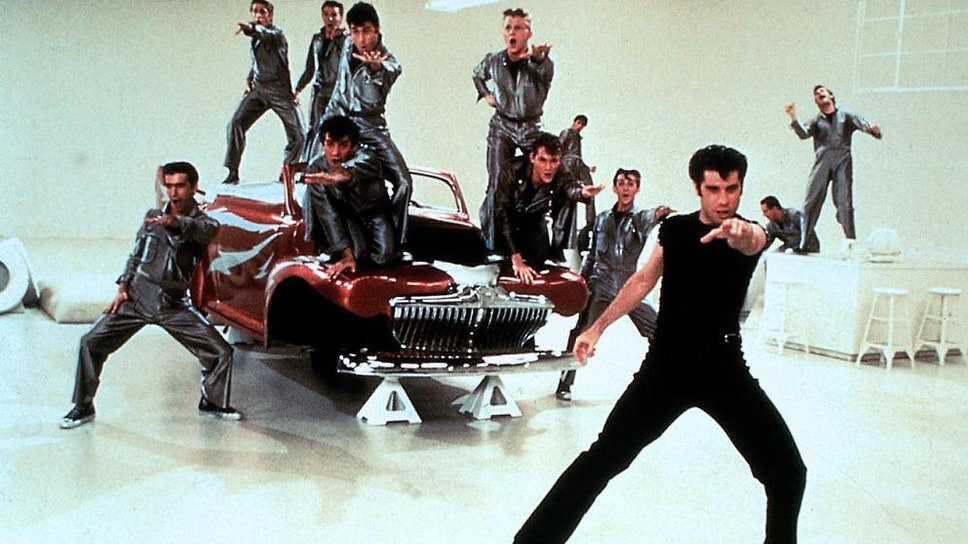 Свою карьеру актер начинал в мюзиклах. Он долго играл на Бродвее, после чего Траволту пригласили в картину «Лихорадка субботнего вечера» (1977). В 1978 году на экраны вышел фильм «Бриолин» (кадр на фото). После этого Джон Траволта стал кумиром молодежи эпохи диско.📷Фото: Paramount Pictures