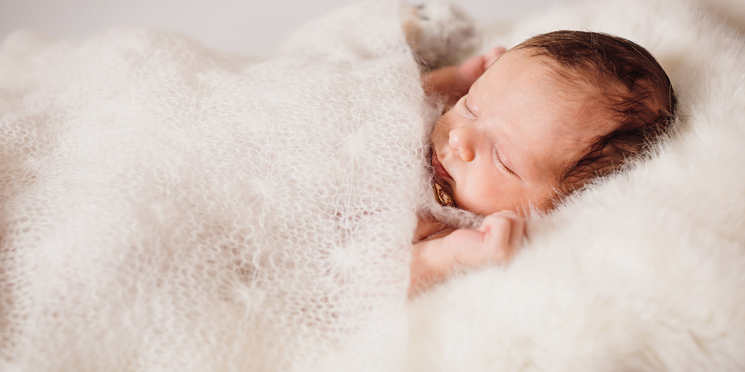 Врач рассказала, нужно ли лечить милиумы у ребенка