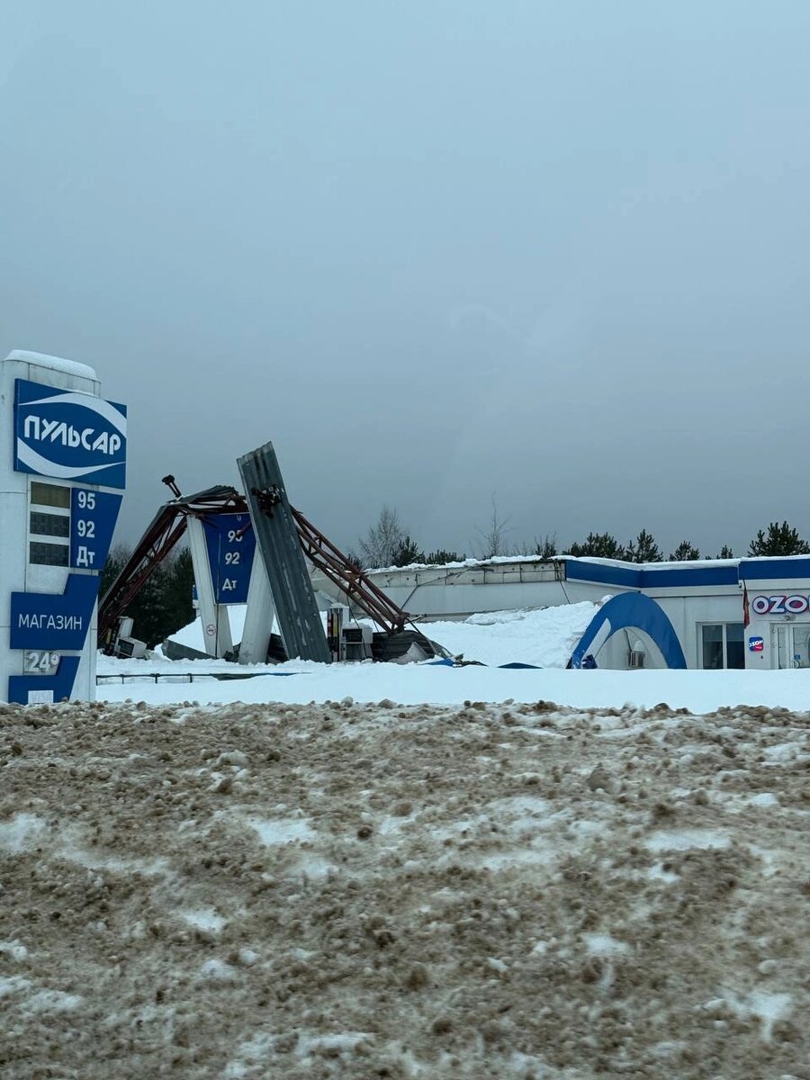    Крыша АЗС Жуковского округа стала первой в череде обрушений. Фото: соцсети Анатолия Суярко