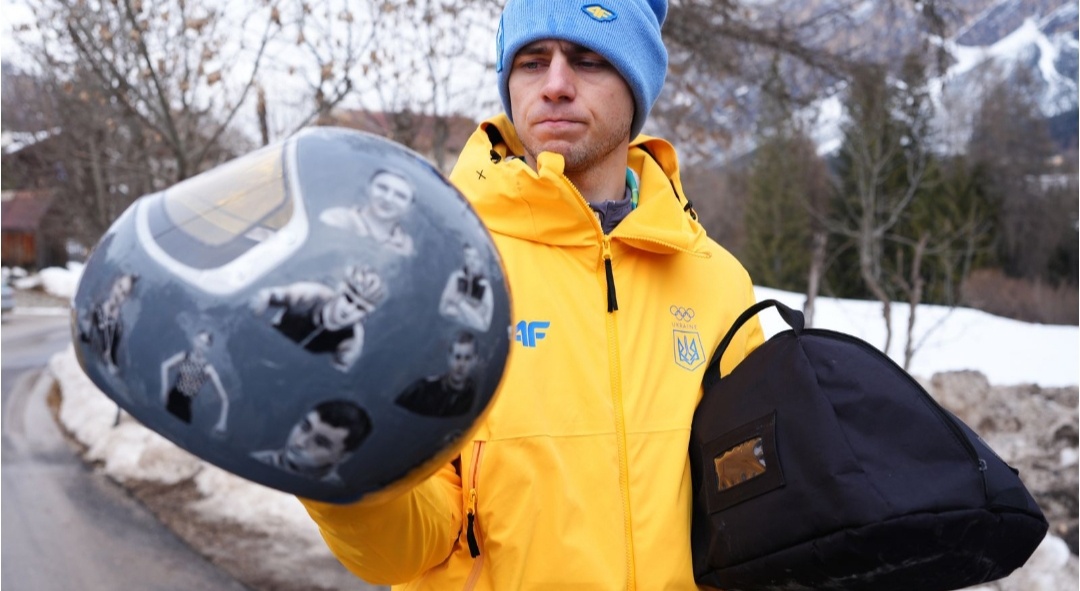 Антон Гераскевич со своим знаменитым шлемом.. 