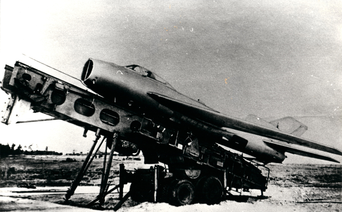 Перехватчик «точечного старта» СМ-30 разработки А.И. Микояна и М.И. Гуревича на пусковой установке СМ-30. Фото: ОКБ имени А.И. Микояна (архив С.Г. Мороза)