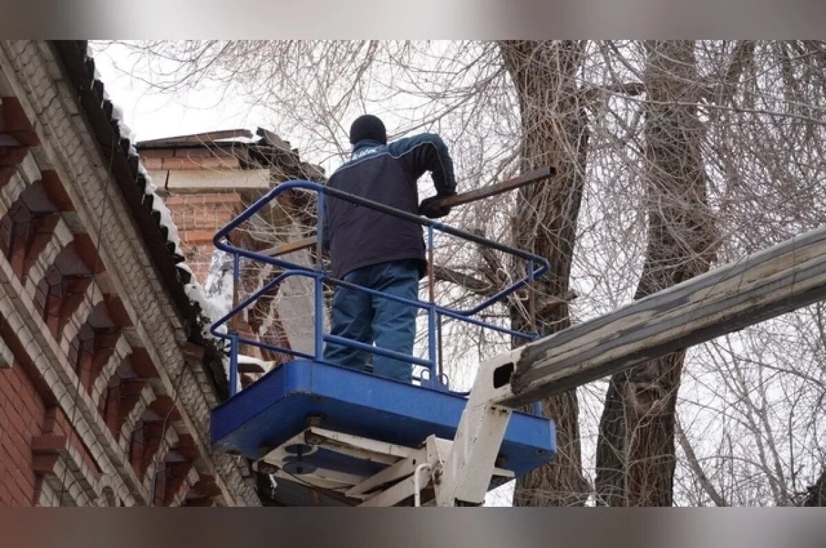    В Оренбурге продолжается очистка крыш от снега и сосулек