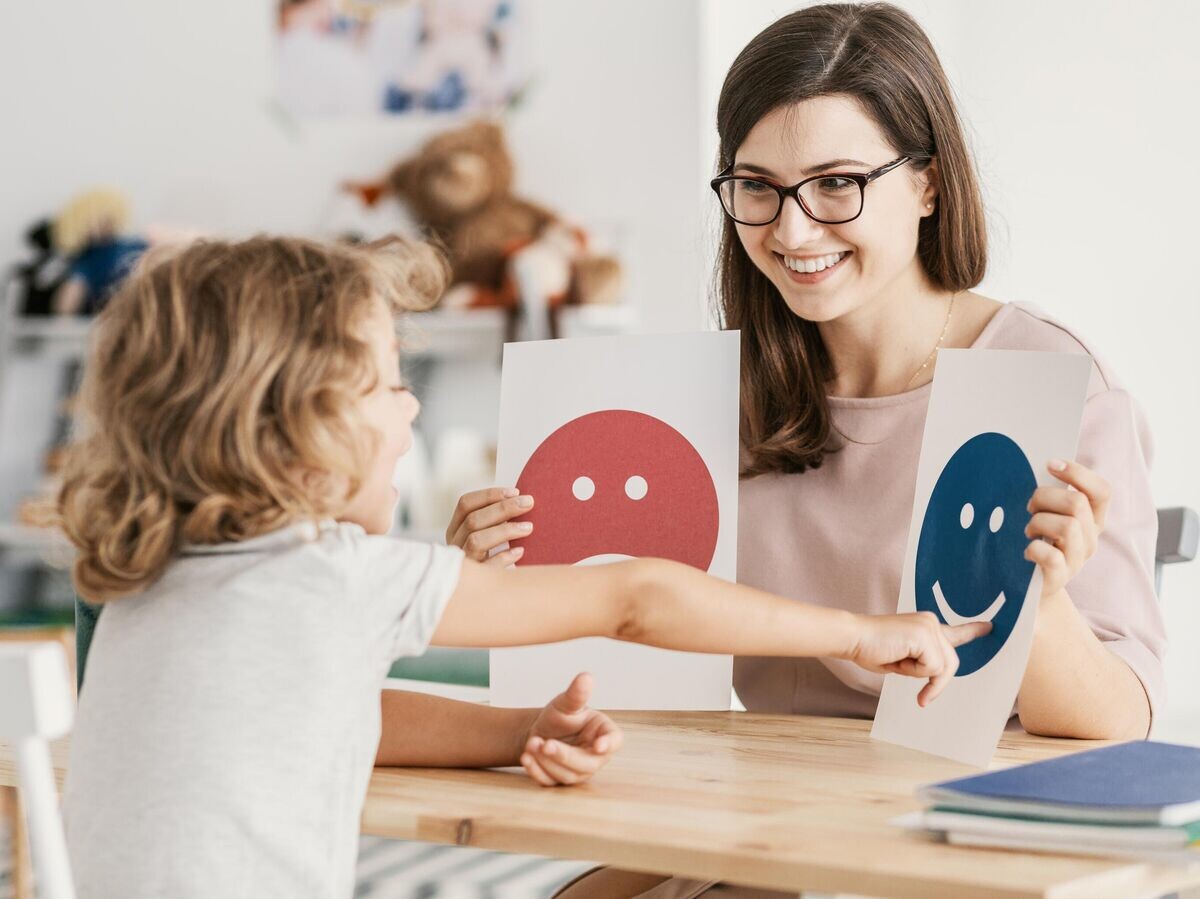    Психолог занимается с ребенком с расстройством аутистического спектра | © iStock.com / KatarzynaBialasiewicz