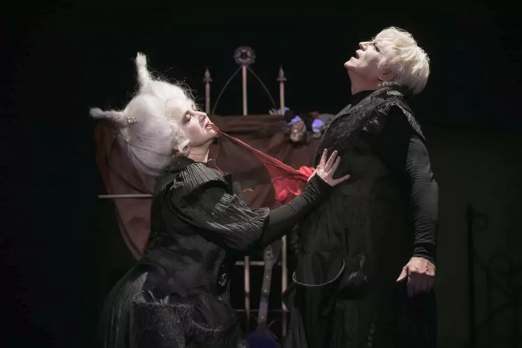    Наталья Красильникова и Андрей Тетюрин в спектакле "ШексПир во время чумы, или Трагедия шутов". © театр "Карабаска"