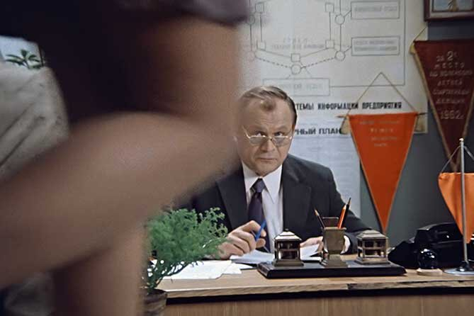 В галерее – кадры из комедии СССР Рязанова «Служебный роман»