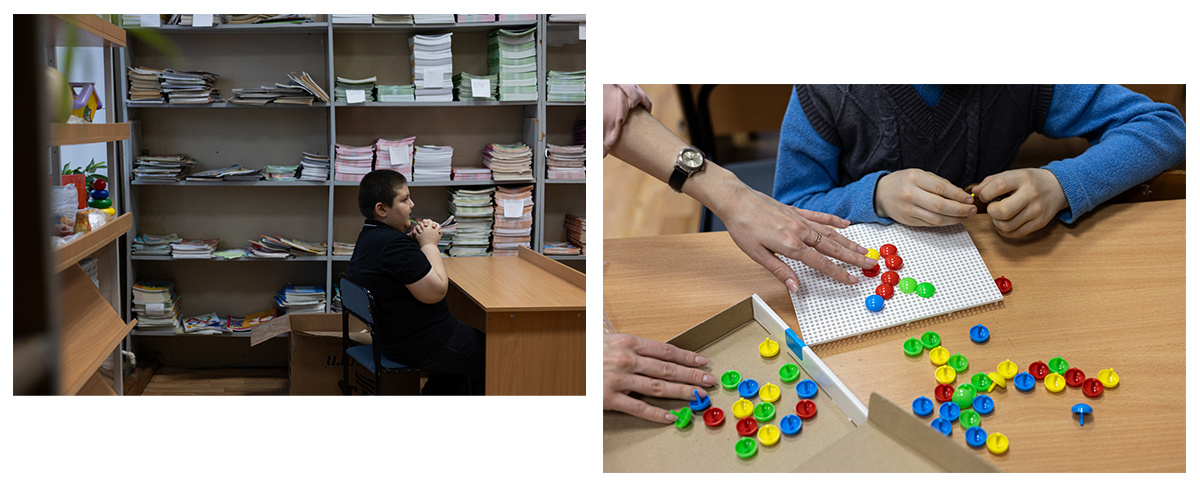 Слева: Матвей на занятии у дефектолога Ксении Гайсиной. Справа: Ксюша проверяет, какой рисунок из мозаики собрал первоклассник Костя
Фото: Ирина Гильфанова для ТД