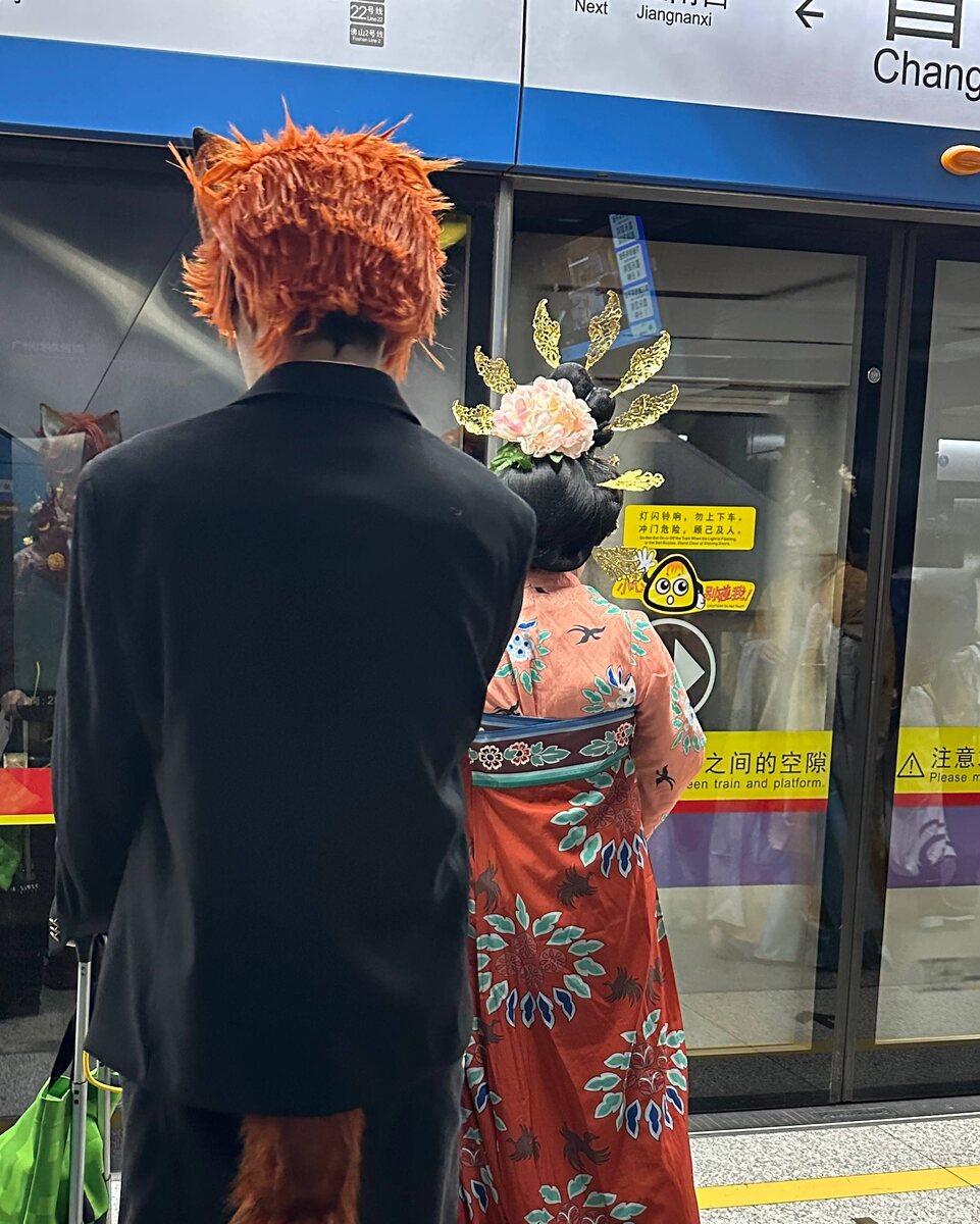 Суть заключается в максимально точном воссоздании образа через костюм, аксессуары, грим, прическу и манеры.