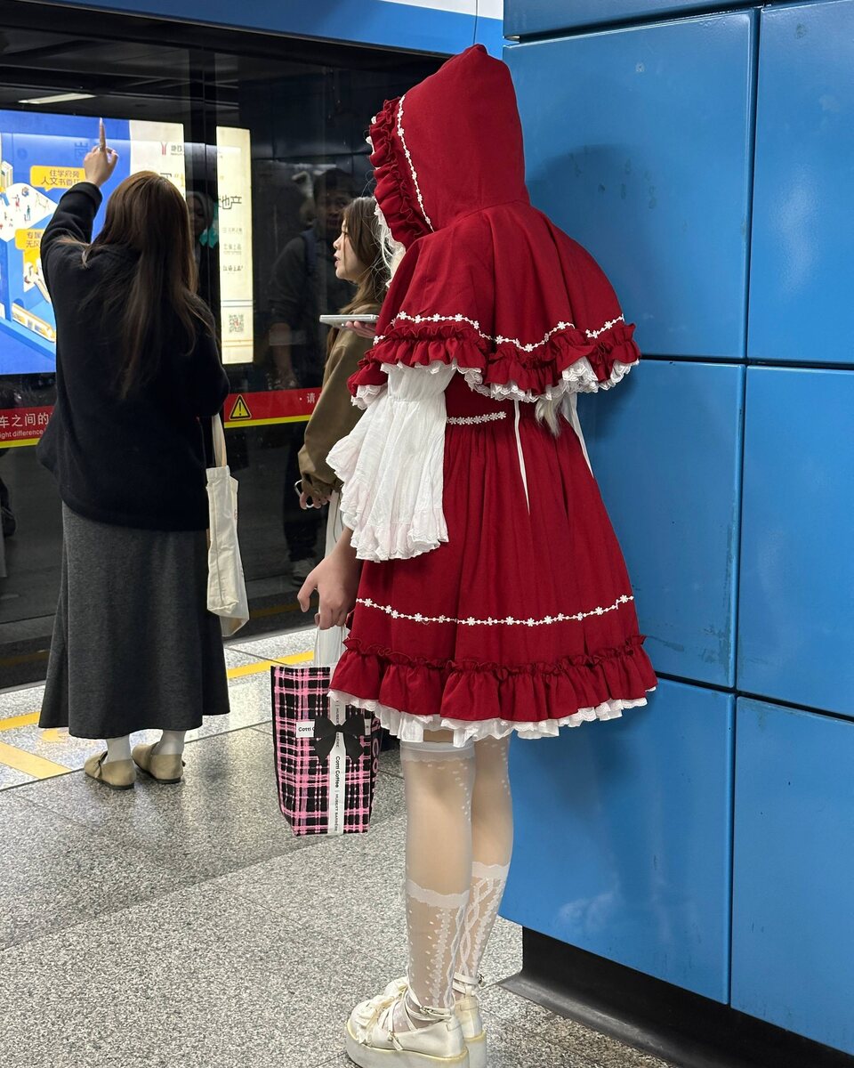 В метро Гуанчжоу чаще, чем в городе, можно встретить косплееров – людей, перевоплощенных в персонажей комиксов, аниме, компьютерных игр, кино и литературы. 