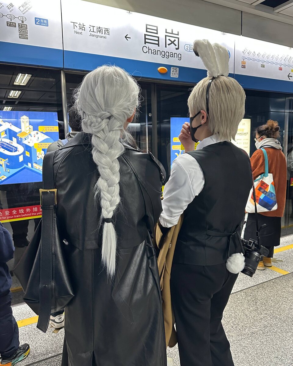 В крупных городах Китая косплей привычное явление, в общественных местах никто не обращает на персонажей внимания.