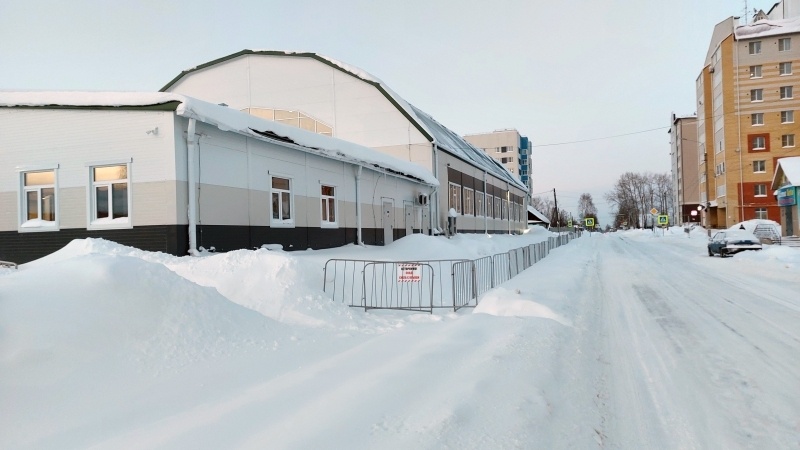    Власти Советского небезопасным образом решили вопрос очистки снега со спорткомплекса в райцентре