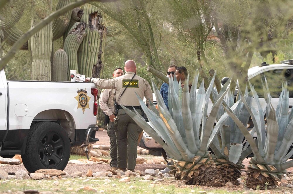    Сотрудники шерифа округа Пима возле дома Нэнси Гатри. Фото: Reuters