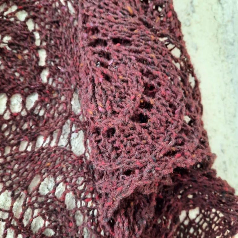 Шаль из бобинного твида вблизи