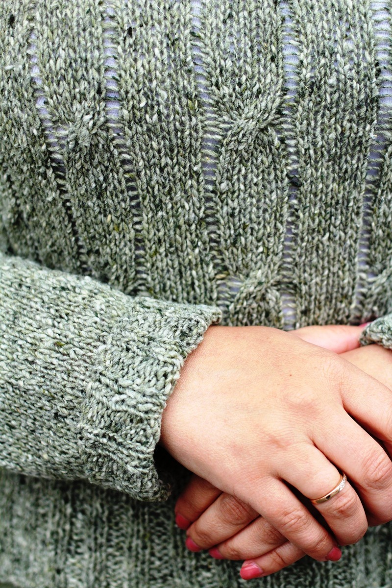 Джемпер из бобинного твида "папоротник" вблизи.