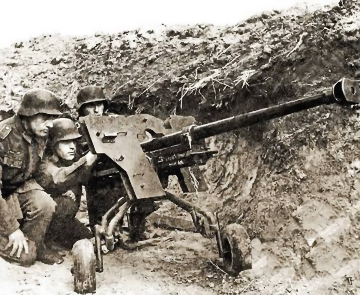 расчёт ПТО s.Pz.B.41 на 2-м типе лафета занял огневую позицию в окопе на склоне холма. Орудие приведено в готовность к открытию огня «с колёс».