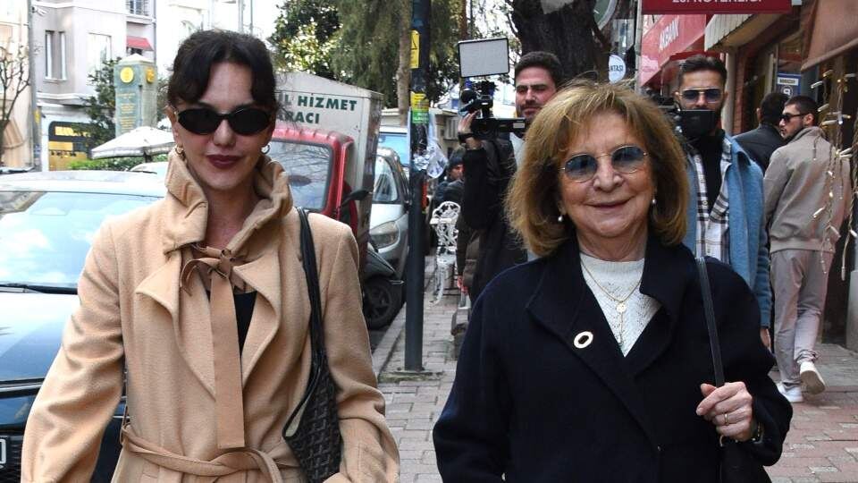 Ханде Атаизи с матерью 
