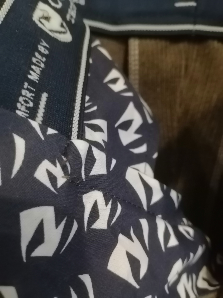 На фото изнанка брюк 