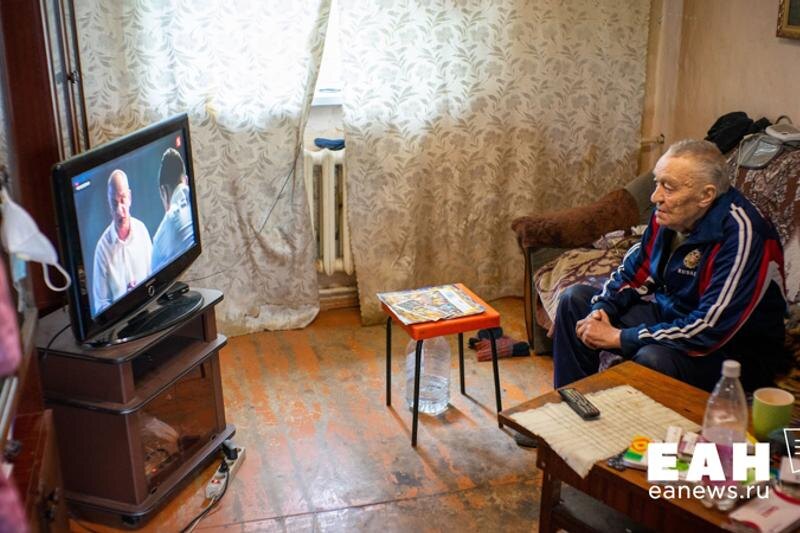    Пенсионер смотрит телевизор