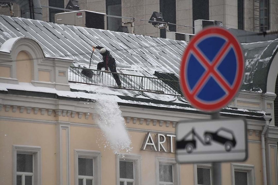    Штраф за неубранные сосульки составляет 100 тысяч рублей. Михаил ФРОЛОВ