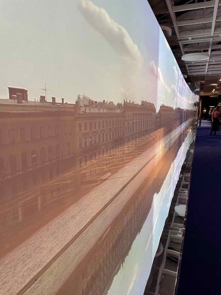 Зеркальная набережная (деталь оформления выставочного пространства в «Манеже»)