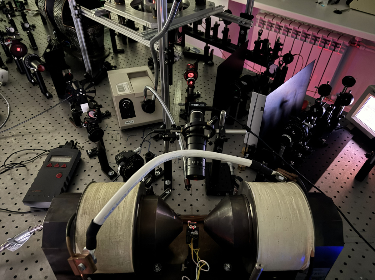 Часть экспериментальной установки по исследованию переключения магнитных материалов лазерными импульсами в лаборатории физики ферроиков ФТИ имени А.Ф. Иоффе РАН. Источник: Александра Калашникова