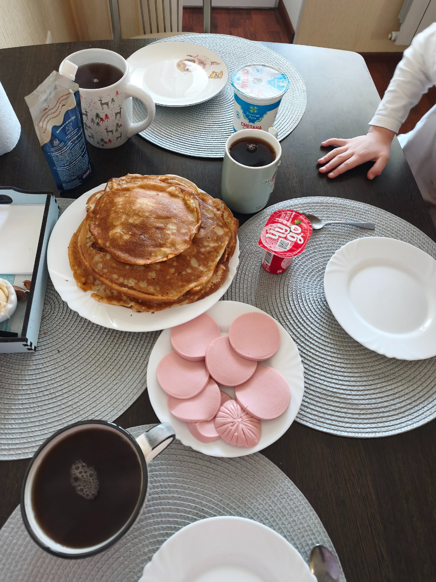 Дочь очень любит есть блинчики с вареной колбасой