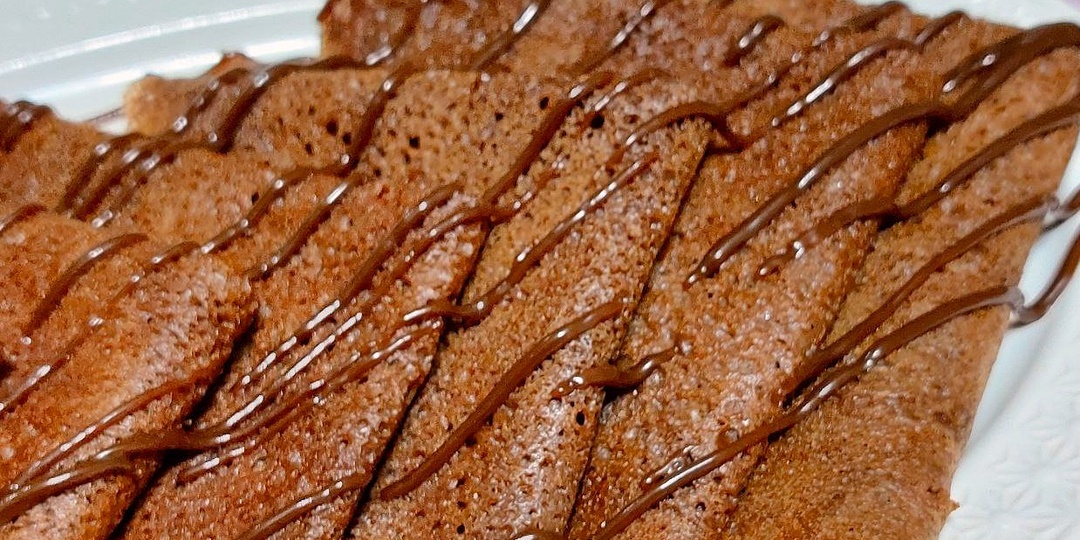 Шоколадные блины тонкие и ажурные: пошаговый рецепт. Лучшие идеи подачи и десерты на их основе