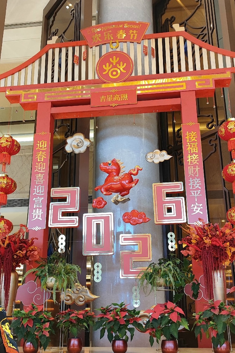 Праздничное оформление в фойе гостиницы