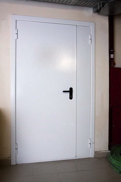 Двустворчатая противопожарная дверь