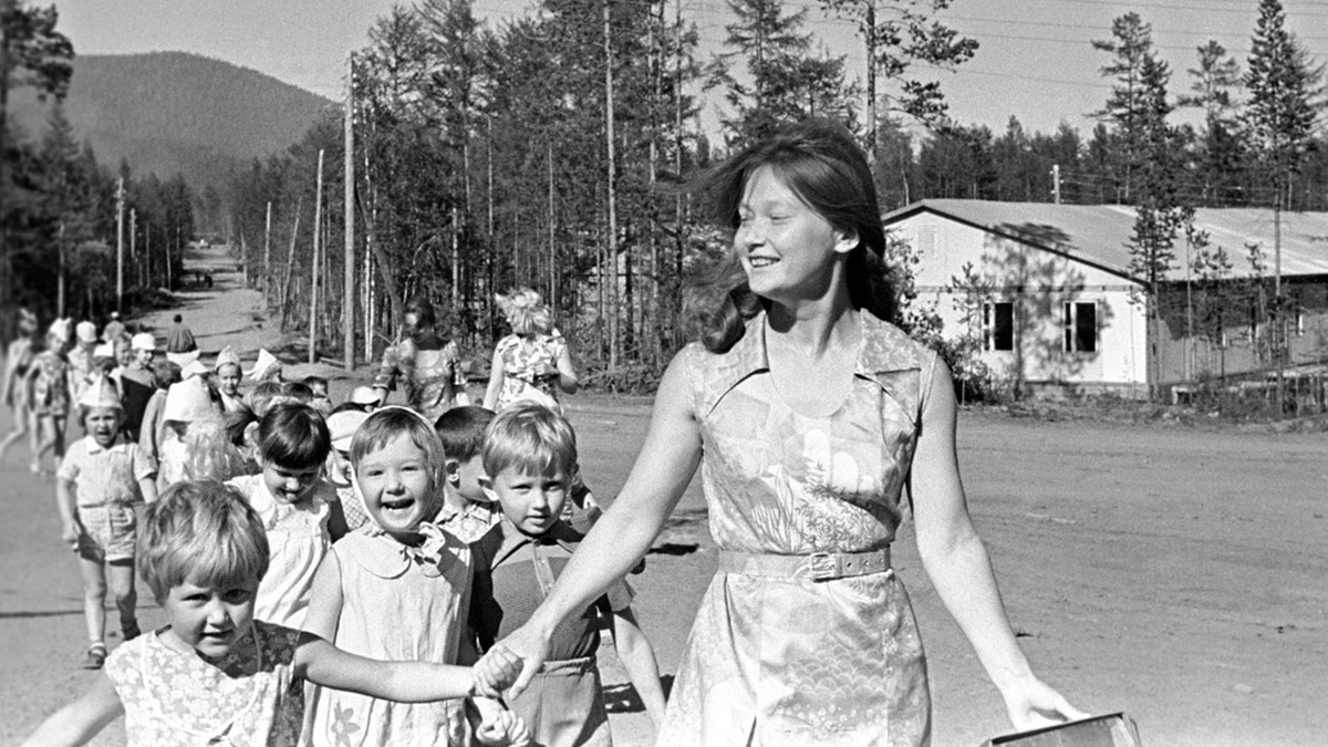 Сейчас так детей по улицам не водят. Страх, гиперопека, везде видеокамеры. 