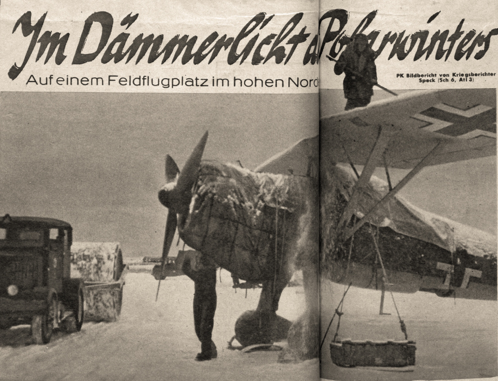 Серия снимков из 4-го номера журнала «Der Adler» за 1942 г. Озаглавлены они «В сумерках Полярной ночи», хотя особых проблем с освещением на фотографиях не видно. На всех снимках бортовые коды замазаны цензурой. «Как только полярная ночь пускает на аэродром полуденные сумерки, тут же начинается работа наземного персонала по очистке машин от снега и льда. С помощью снежных катков утрамбовывается ВПП»