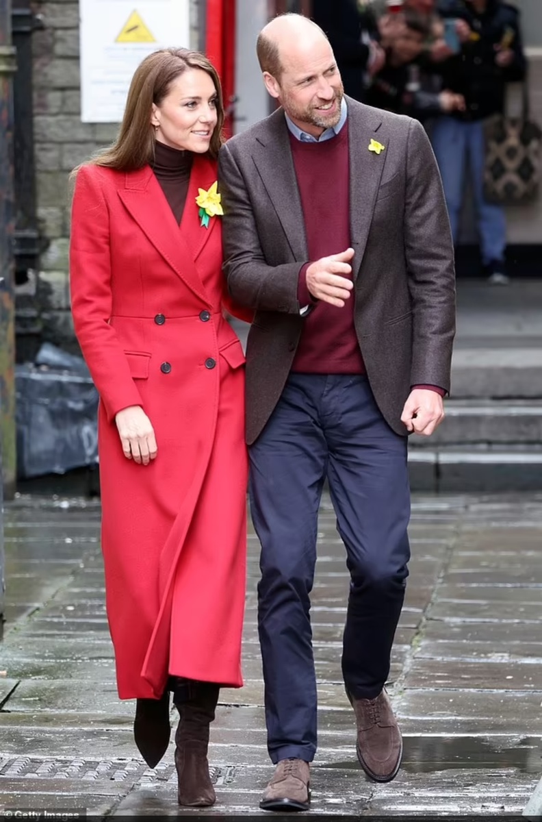 Принц и принцесса Уэльские приветствовали публику на своем первом совместном мероприятии в Уэльсе за более чем год.