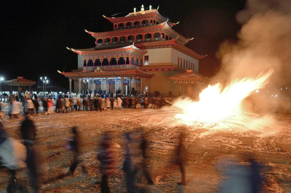    Верующие и монахи принимают участие в предновогоднем обряде очищения «Дугжууба» на территории Иволгинского дацана «Хамбын Хурээ» на окраине села Верхняя Иволга.